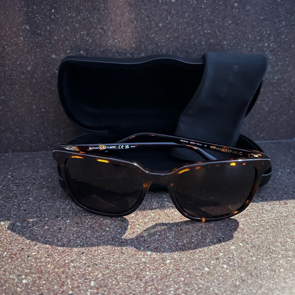 Banana Republic Brown Sunglasses Tortoiseshell Design (NWOT)